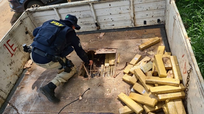 PRF apreende carreta carregada com maconha, em Patos de Minas (MG)