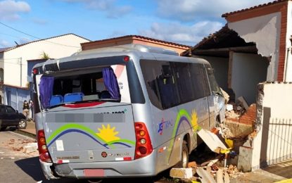 Homem tenta derrubar a casa da ex-companheira com um micro ônibus