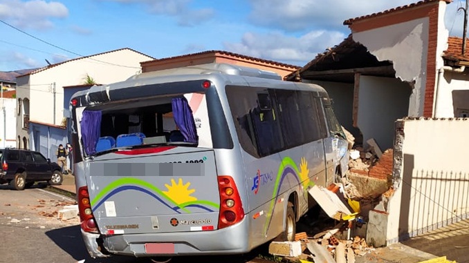 Homem tenta derrubar a casa da ex-companheira com um micro ônibus