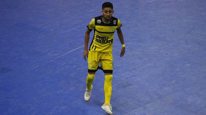 Zazá, do Praia Clube, concorre a atleta revelação na Liga Nacional de Futsal 2020