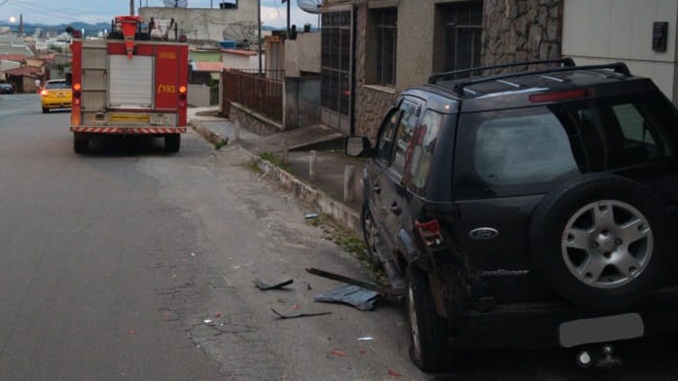 Motorista sofre acidente e fica ferido ao conduzir veículo usando o celular, em Barbacena