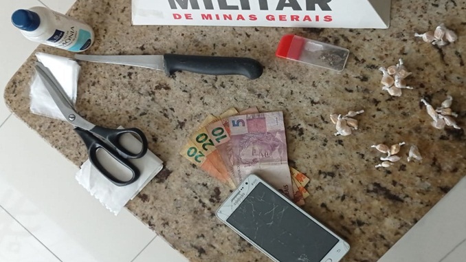 Homem é preso por tráfico de drogas no Bairro Água Santa, em Barbacena