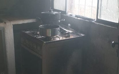 Bombeiros localizam vítima no interior de residência incendiada, em São João Del-Rei