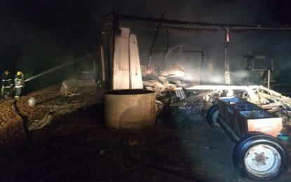 Descarga atmosférica atinge galpão agrícola e causa incêndio