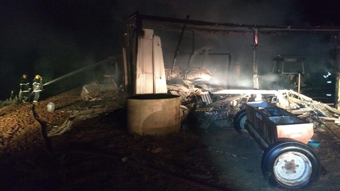 Descarga atmosférica atinge galpão agrícola e causa incêndio