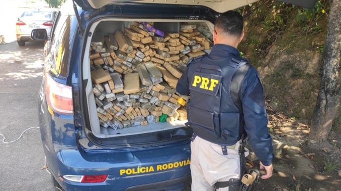 PRF apreende 315 kg de maconha na BR 262 em Minas Gerais