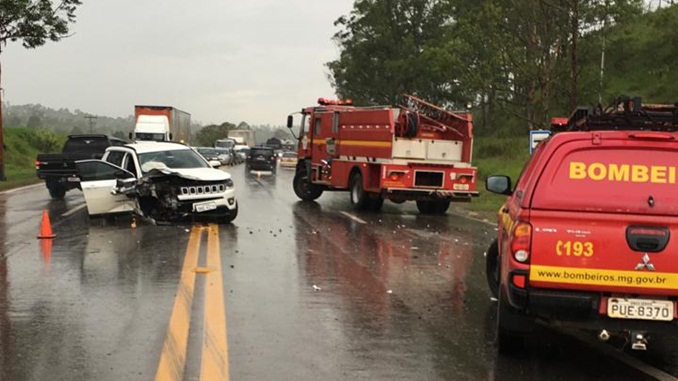 Colisão entre veículos deixa seis feridos na BR-040