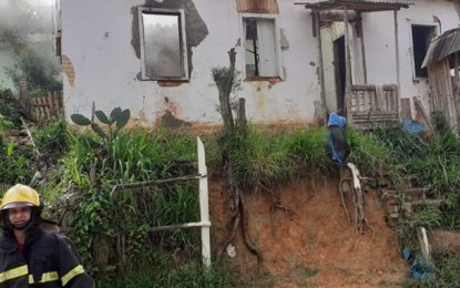 Bombeiros combatem incêndio em residência abandonada na Rua Marquês de Maricá em Barbacena
