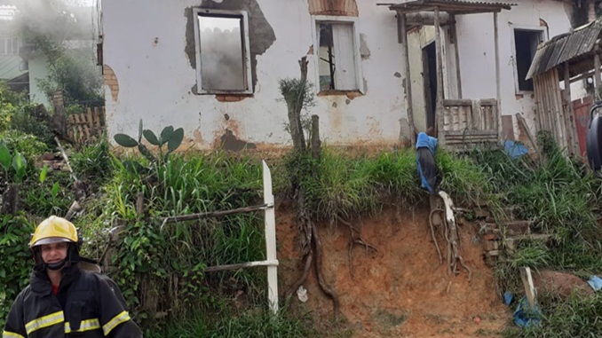 Bombeiros combatem incêndio em residência abandonada na Rua Marquês de Maricá em Barbacena