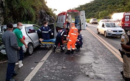 Engavetamento envolvendo três veículos deixa três pessoas feridas
