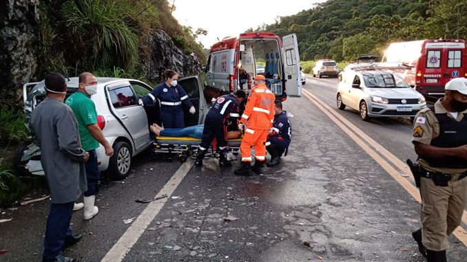 Engavetamento envolvendo três veículos deixa três pessoas feridas