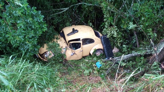 Casal fica ferido em acidente na MG-135 Rodovia que liga Barbacena a Antônio Carlos