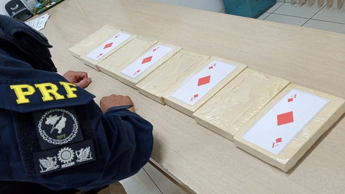 PRF apreende jovem com mais de 8 kg de crack em ônibus interestadual, em São Gonçalo do Sapucaí