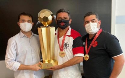 Diretoria do Pouso Alegre recebe taça e medalhas do título do Módulo II do Mineiro