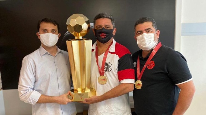 Diretoria do Pouso Alegre recebe taça e medalhas do título do Módulo II do Mineiro