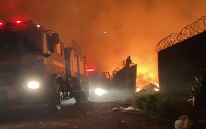 Incêndio de grandes proporções atinge depósito de recicláveis em Conselheiro Lafaiete