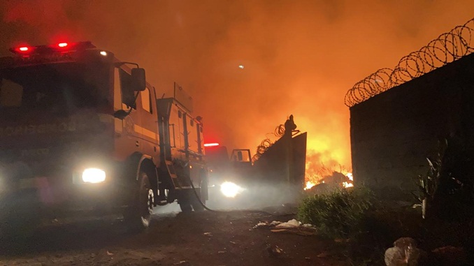 Incêndio de grandes proporções atinge depósito de recicláveis em Conselheiro Lafaiete