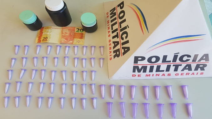 Jovem é preso por tráfico de drogas, em Barbacena