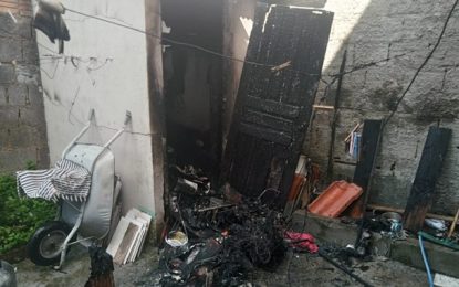 Curto circuito causa incêndio em cômodo de residência no bairro Monte Mário, em Barbacena