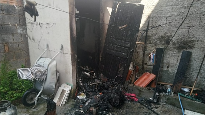 Curto circuito causa incêndio em cômodo de residência no bairro Monte Mário, em Barbacena