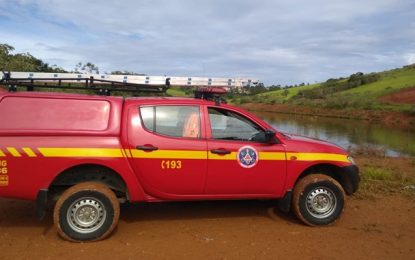 Bombeiros encontram o corpo do adolescente afogado, em Lagoa Dourada