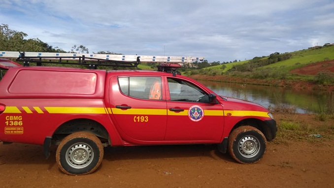 Bombeiros encontram o corpo do adolescente afogado, em Lagoa Dourada