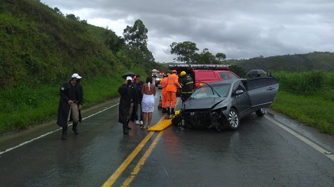 Colisão entre veículos deixa feridos na BR 265