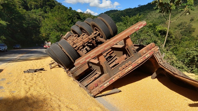 Capotamento de carreta deixa uma vítima fatal