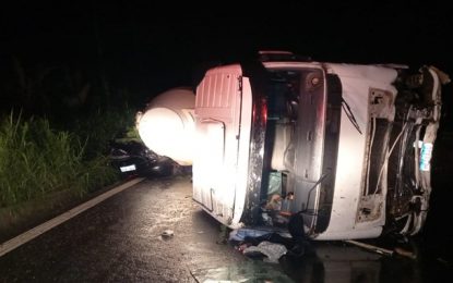 Acidente entre carro e carreta deixa quatro mortos na BR-265, próximo a Barroso
