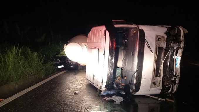 Acidente entre carro e carreta deixa quatro mortos na BR-265, próximo a Barroso