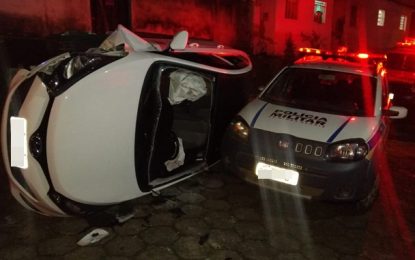 Motorista embriagado fica ferido em tombamento de veículo