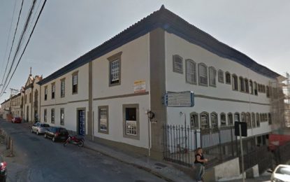 Carros estacionados em vagas de ambulância tem dificultado desembarque e embarque de pacientes