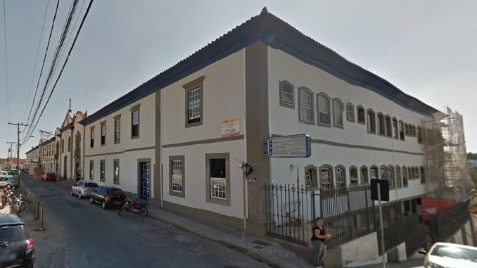 Carros estacionados em vagas de ambulância tem dificultado desembarque e embarque de pacientes