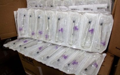 Governo de Minas recebe lote de 600 mil seringas para vacinação contra a Covid-19