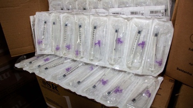 Governo de Minas recebe lote de 600 mil seringas para vacinação contra a Covid-19