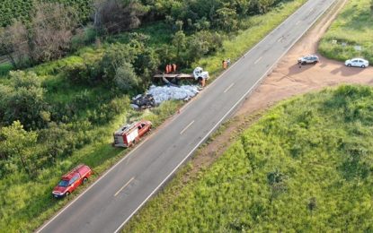 Motorista de caminhão morre após veículo capotar na MGC-497 em Uberlândia, no Triângulo Mineiro