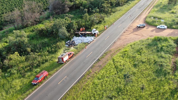 Motorista de caminhão morre após veículo capotar na MGC-497 em Uberlândia, no Triângulo Mineiro