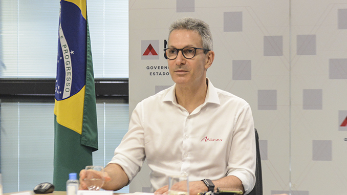 Governador Zema vistoria chegada de seringas em Barbacena e vai a Correia de Almeida