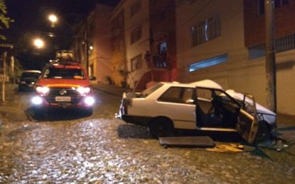 Veículo bate em poste no bairro São Geraldo em Barbacena