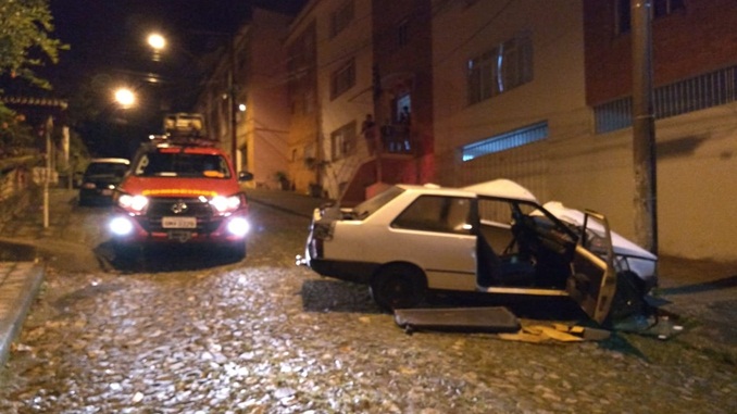 Veículo bate em poste no bairro São Geraldo em Barbacena