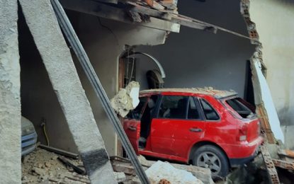 Carro desgovernado com três ocupantes invade residência