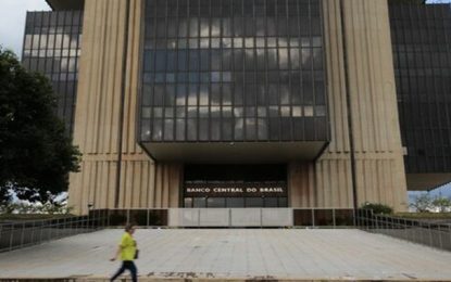 Ausência de auxílios e pandemia podem representar reversão da retomada econômica no Brasil