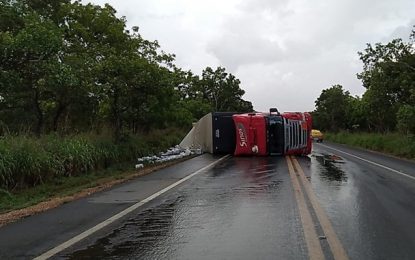 Carreta com 28 toneladas de pesticida líquido tomba na BR-125, em Corinto; motorista havia ingerido álcool