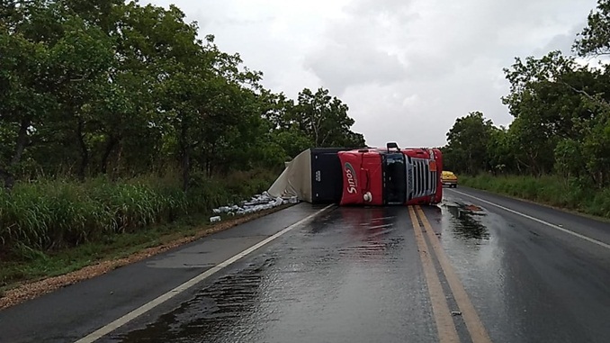Carreta com 28 toneladas de pesticida líquido tomba na BR-125, em Corinto; motorista havia ingerido álcool