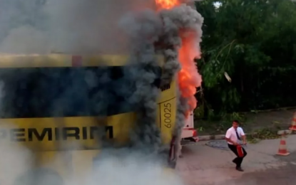 Com 25 passageiros, ônibus pega fogo na BR-116, em Governador Valadares