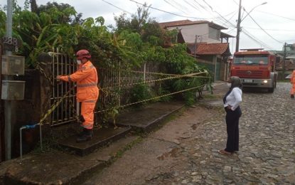 Bombeiros resgatam moradora de casa que desabou parcialmente no bairro São Pedro, em Barbacena