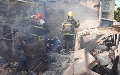 Incêndio atinge residência no bairro Nove de Março, em Barbacena