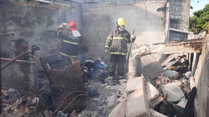 Incêndio atinge residência no bairro Nove de Março, em Barbacena
