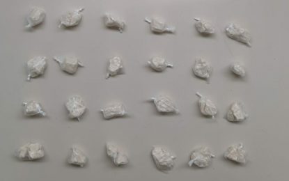 Polícia Militar encontra 24 papelotes de cocaína na Praça dos Andradas, em Barbacena