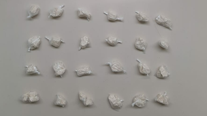 Polícia Militar encontra 24 papelotes de cocaína na Praça dos Andradas, em Barbacena